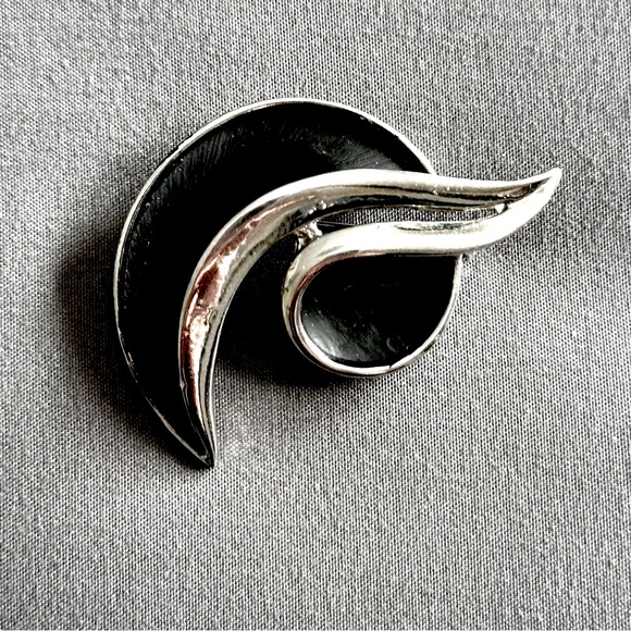 Jewelry - 1980s Abstract Swirl Art Deco Large Brooch Pin